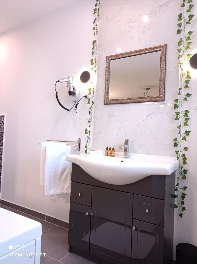 Les Fenelon Apartment